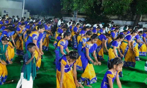 உடுமலை புத்தக திருவிழாவில் வள்ளி கும்மியாட்டம் நிகழ்ச்சி