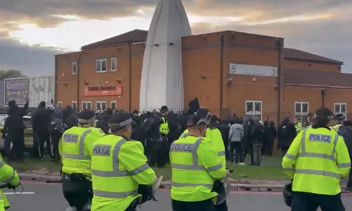 இங்கிலாந்தில் 200க்கும் மேற்பட்டோர் இந்து கோவிலை முற்றுகையிட்டு போராட்டம்