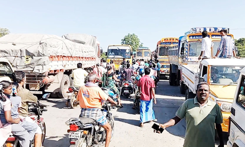 திட்டக்குடியில் போக்குவரத்து நெரிசல் சிக்கி தவிக்கும் பள்ளி வாகனங்கள்