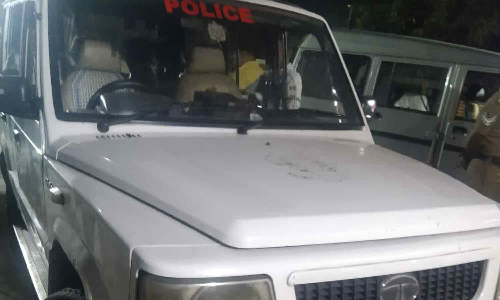 செல்போன் பறிப்பில் தொடர்புடைய சிறுவனை கைது செய்ய சென்றபோது பெண் இன்ஸ்பெக்டர் மீது கல்வீச்சு