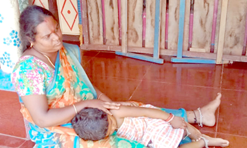 கணவர் வீட்டு முன்பு குழந்தையுடன் பெண் தர்ணா