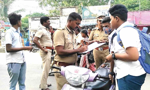 விதி மீறிய வாகனங்கள் பறிமுதல்