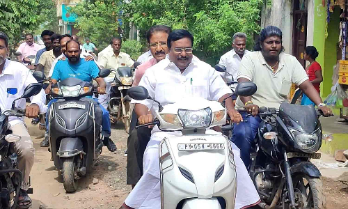 மோட்டார் சைக்கிளில்  சென்று ஆய்வு செய்த எம்.எல்.ஏ.