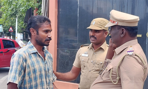 சேலம் கலெக்டர் அலுவலகம் முன்பு தொழிலாளி தீக்குளிக்க முயற்சி