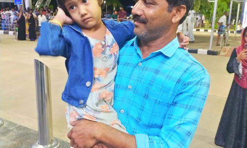 விமான நிலையத்தில் 5 வயது மகளை தவற விட்ட தந்தை