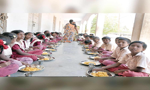 காலை உணவு திட்டத்தை அதிகாரி ஆய்வு