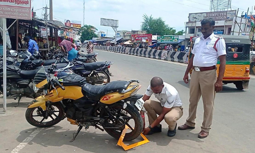 போக்குவரத்துக்கு இடையூறாக நிறுத்திய வாகனங்களுக்கு பூட்டு