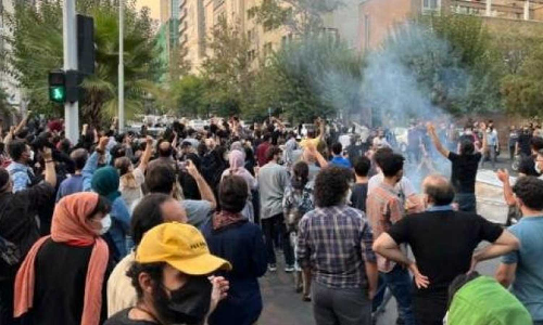 ஈரானில் ஹிஜாப்புக்கு எதிர்ப்பு: போராட்ட நெரிசலில் சிக்கி 3 பேர் பலி