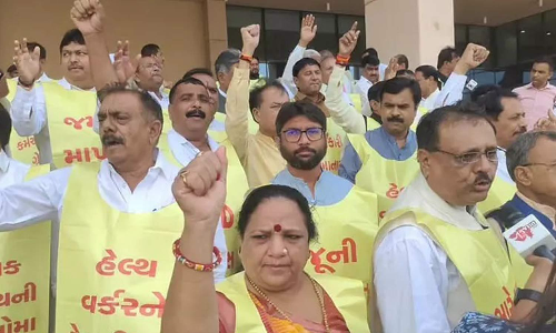 குஜராத் சட்டசபையில் அமளி  - 14 காங்கிரஸ் எம்.எல்.ஏ.க்கள் சஸ்பெண்ட்