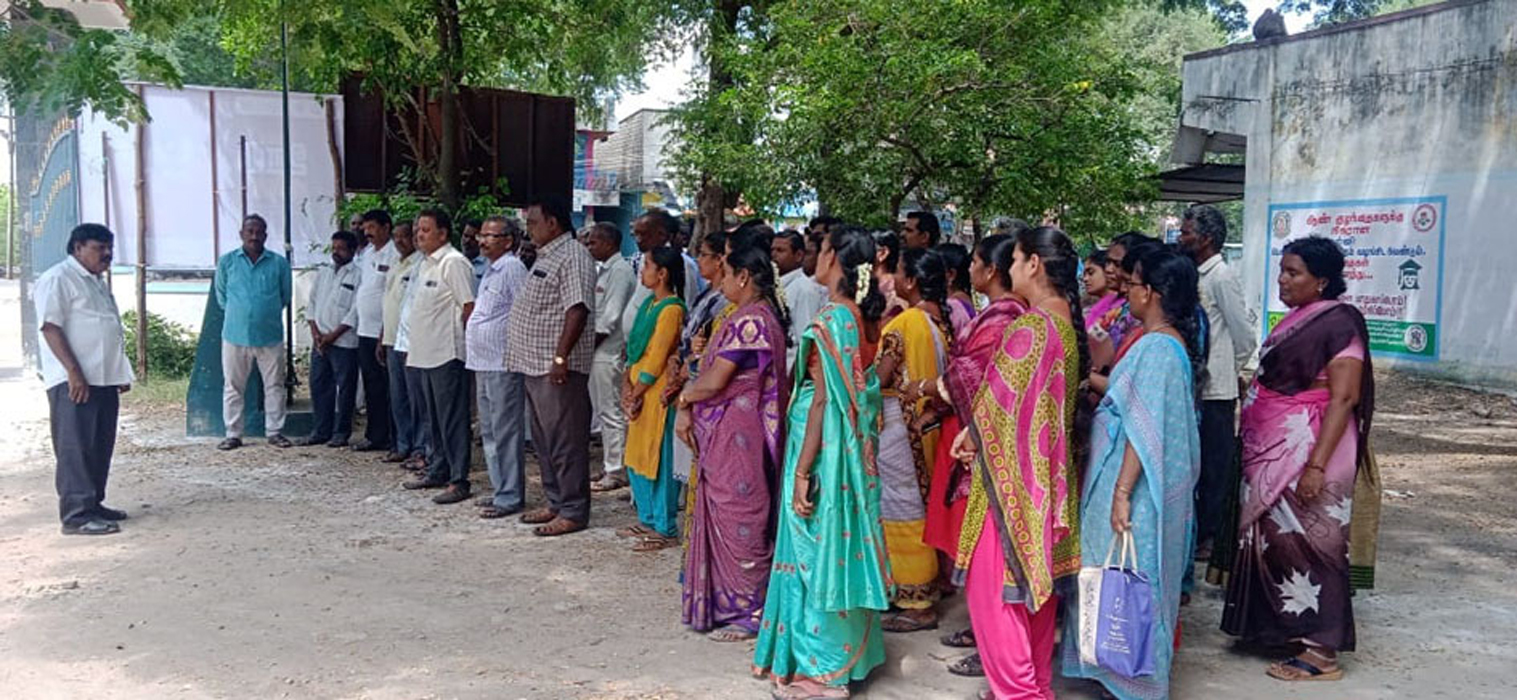 தியாகதுருகத்தில் ஊராட்சி செயலாளர்கள் பணி மாற்றத்தை கண்டித்து ஆர்ப்பாட்டம் தியாகதுருகத்தில் ஊராட்சி செயலாளர்கள் பணி மாற்றத்தை கண்டித்து ஆர்ப்பாட்டம்