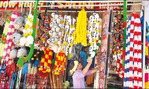 குலசேகரன்பட்டினம் தசரா திருவிழா: வேடபொருட்களை போட்டி போட்டு வாங்கி வரும் பக்தர்கள்