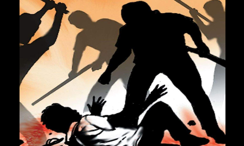 அசாமில் குழந்தை கடத்துபவர் என நினைத்து வாலிபர் மீது கொடூர தாக்குதல்- காருக்கு தீ வைப்பு