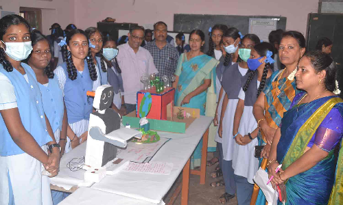 அரசு பள்ளியில் அறிவியல் கண்காட்சி