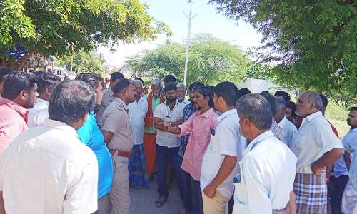 திண்டுக்கல் அருகே சோலார் பேனல் அமைக்க எதிர்ப்பு தெரிவித்து கிராம மக்கள் மறியல்