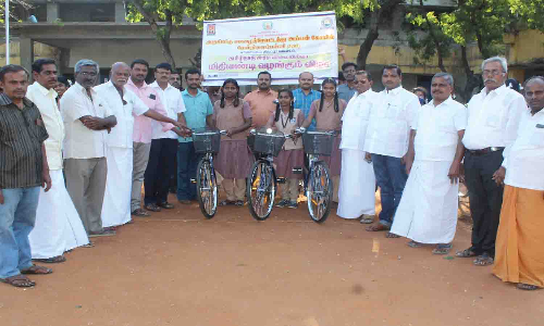 சாமளாபுரத்தில் பள்ளி மாணவர்களுக்கு விலையில்லா சைக்கிள் வழங்கும் நிகழ்ச்சி