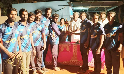 சாயர்புரம் அருகே  மாவட்ட அளவில் கிரிக்கெட் போட்டி