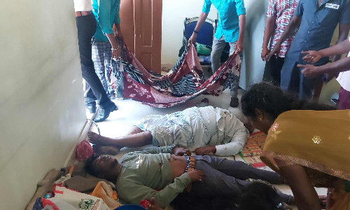 தருமபுரியில் சோகம்- மாடியிலிருந்து பீரோவை இறக்கியபோது மின்சாரம் தாக்கி 3 பேர் பலி