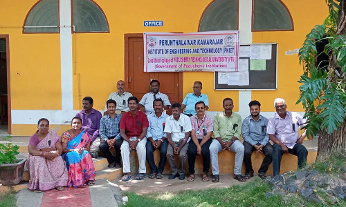 காரைக்காலில்  கருப்பு பேட்ஜ் அணிந்து பேராசிரியர்கள் போராட்டம்