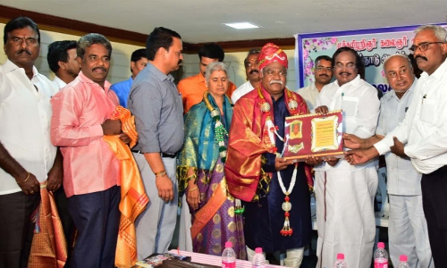 ஓசூரில்  கபிலர் விருது பெற்ற ஓய்வு பெற்ற  தமிழாசிரியருக்கு பாராட்டு விழா