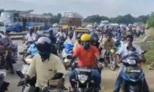 போக்குவரத்து காவலர்கள் பணியில் இல்லாத நேரங்களில் வாகன நெரிசல்