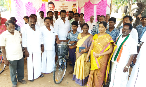 அரசு பள்ளியில் மாணவர்களுக்கு இலவச சைக்கிள்