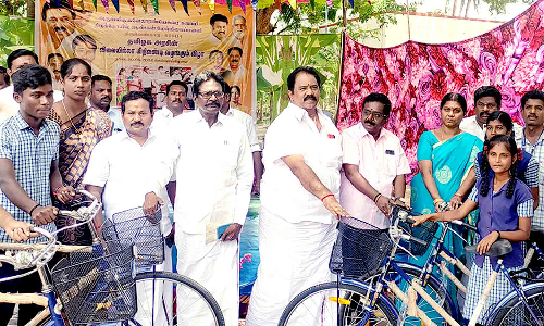 அரசு பள்ளி மாணவர்களுக்கு சைக்கிள் வழங்கும் விழா