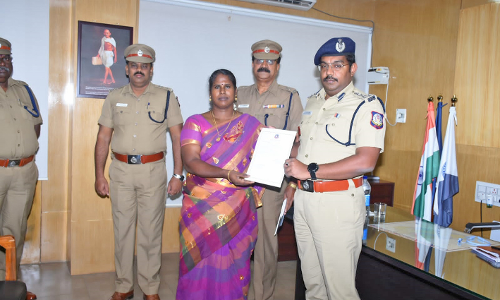 சிறப்பாக பணியாற்றிய காவலர்களுக்கு பாராட்டு சான்றிதழ்