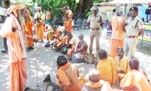சாதுக்களுக்கு அடையாள அட்டை வழங்க கைரேகை எடுக்கும் பணி