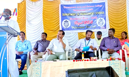 அரசு கல்லூரியில் முதலாம் ஆண்டு வகுப்புகள் தொடக்கம்