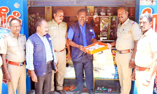 புகையிலை பொருட்கள் விற்ற 2 கடைகளுக்கு சீல்