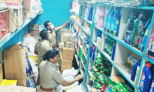 குடியாத்தம் பள்ளி அருகே உள்ள கடைகளில் போலீசார் சோதனை