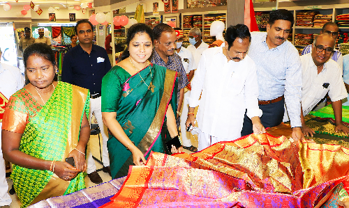 வேலூர் கோ-ஆப்டெக்சில் தீபாவளி சிறப்பு விற்பனை