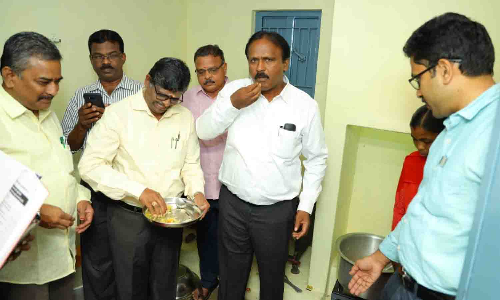 காலை உணவு திட்டத்தை கண்காணிப்பு அலுவலர் ஆய்வு