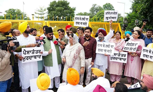 பஞ்சாப்: ஆளுநர் மாளிகை நோக்கி ஆளுங்கட்சி எம்எல்ஏக்கள் பேரணி