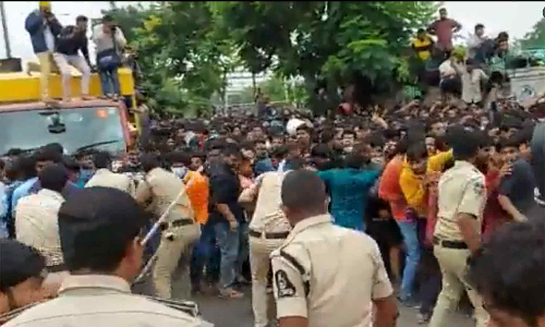 ஐதராபாத்தில் டி20 கிரிக்கெட் டிக்கெட் வாங்க முண்டியடித்த ரசிகர்கள்- போலீஸ் தடியடி