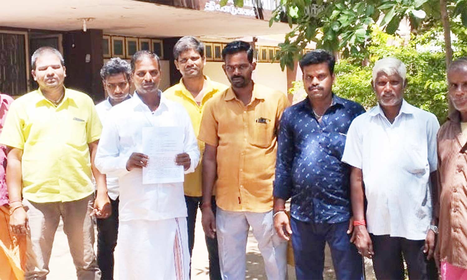 திண்டுக்கல் அருகே குளத்தை மீட்டு தர கோரி பொதுமக்கள் கலெக்டரிடம் மனு திண்டுக்கல் அருகே குளத்தை மீட்டு தர கோரி பொதுமக்கள் கலெக்டரிடம் மனு