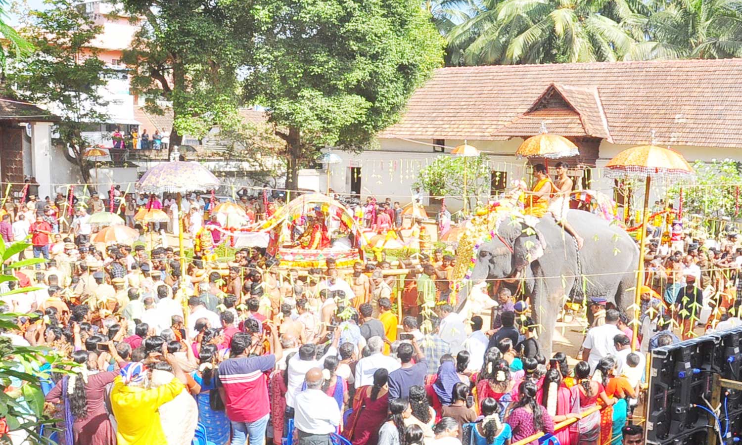 திருவனந்தபுரம் நவராத்திரி விழாவில் பங்கேற்க மன்னரின் உடைவாள் முன் செல்ல சுவாமி சிலைகள் ஊர்வலம் திருவனந்தபுரம் நவராத்திரி விழாவில் பங்கேற்க மன்னரின் உடைவாள் முன் செல்ல சுவாமி சிலைகள் ஊர்வலம்