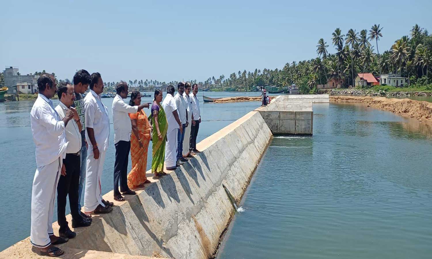 பரக்காணி தடுப்பணையின் மறுபகுதி கிராமங்களை பாதுகாக்க பக்கசுவர் எழுப்பாவிட்டால்  போராட்டம்