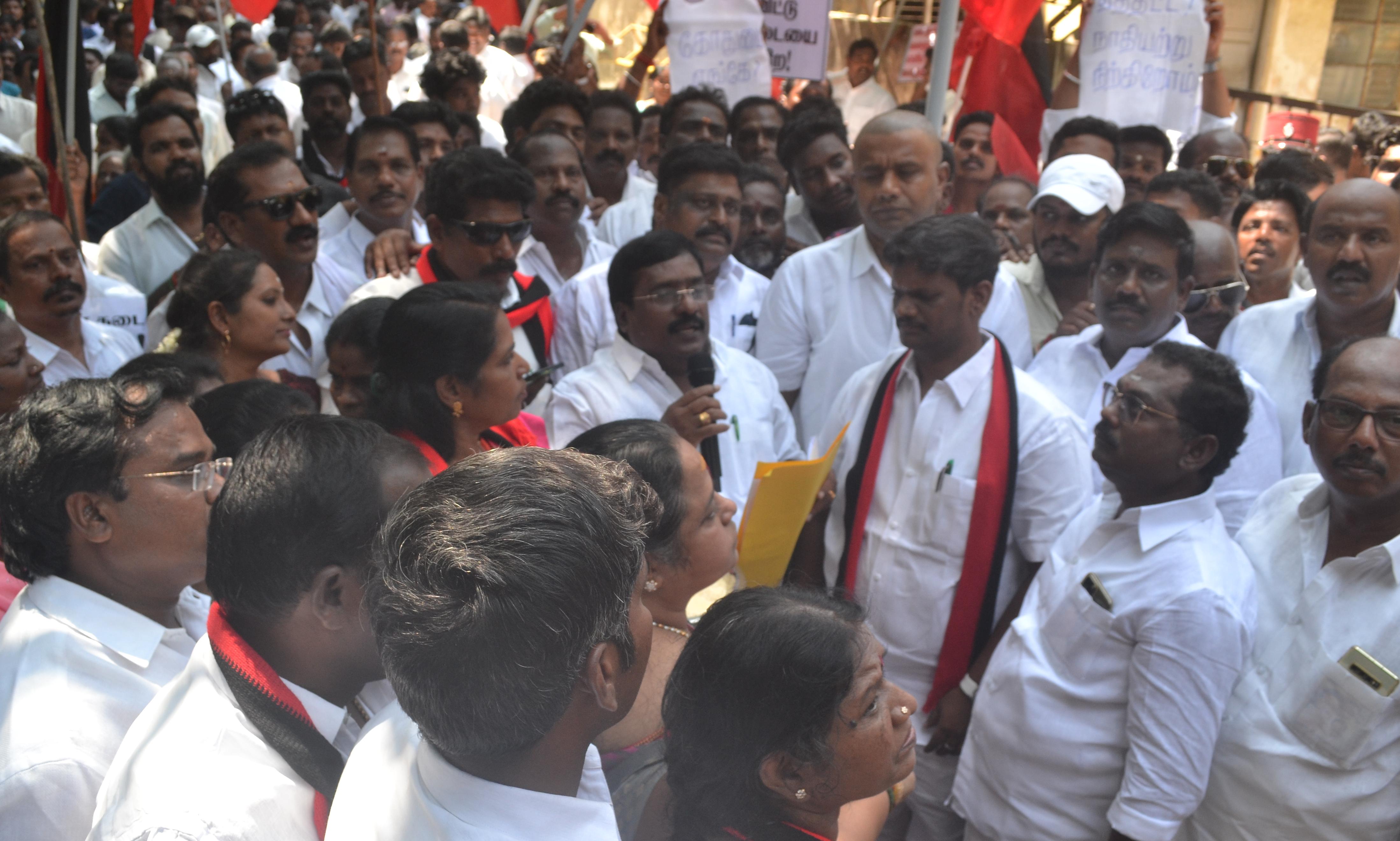 புதுவை தி.மு.க.வினர் ஆர்ப்பாட்டம்- 3 எம்.எல்.ஏ.க்கள் உள்பட 100-க்கும் மேற்பட்டோர் கைது புதுவை தி.மு.க.வினர் ஆர்ப்பாட்டம்- 3 எம்.எல்.ஏ.க்கள் உள்பட 100-க்கும் மேற்பட்டோர் கைது