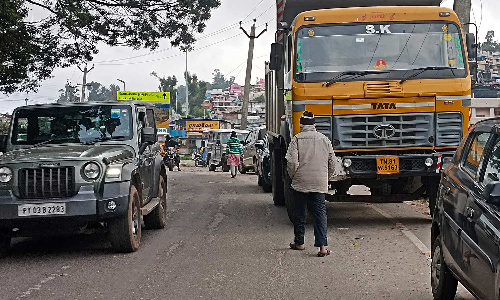 கொடைக்கானல் மூஞ்சிக்கல் பகுதியில் தொடரும் போக்குவரத்து நெரிசலால் வாகன ஓட்டிகள் தவிப்பு