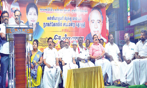 மாணவிகளுக்கு இலவச மடிக்கணினி வழங்கும் திட்டத்தை தி.மு.க. அரசு நிறுத்தி உள்ளது