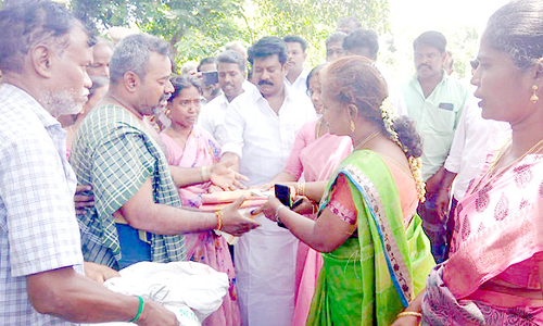 கூரை வீடு எரிந்து சேதமான குடும்பங்களுக்கு நிவாரணம்