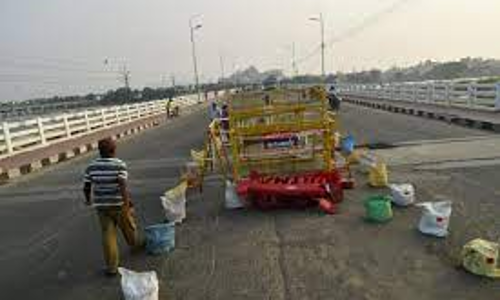 காவிரி பாலத்தில் இரவு, பகலாக நடைபெறும் சீரமைப்பு பணிகள்