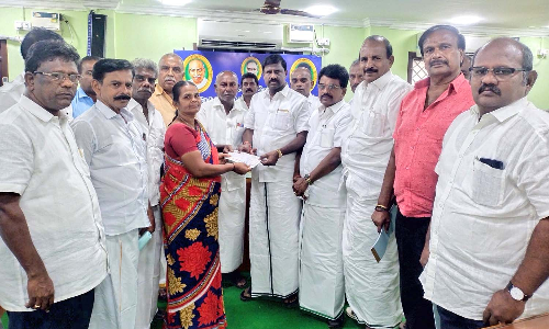 பனையில் இருந்து தவறி விழுந்து இறந்த   தொழிலாளி குடும்பத்துக்கு தட்சணமாற நாடார் சங்கம் நிதி உதவி