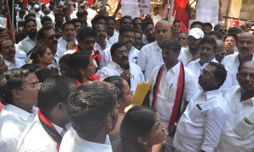 புதுவை தி.மு.க.வினர் ஆர்ப்பாட்டம்- 3 எம்.எல்.ஏ.க்கள் உள்பட 100-க்கும் மேற்பட்டோர் கைது