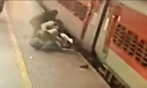 கோவையில் ஓடும் ரெயிலில் தவறி விழுந்த வாலிபரை காப்பாற்றிய ரெயில்வே போலீசார்