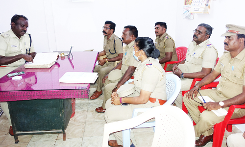 சமூக விரோதிகளுடன் உடந்தையாக இருக்கும் போலீசார் மீது கடும் நடவடிக்கை