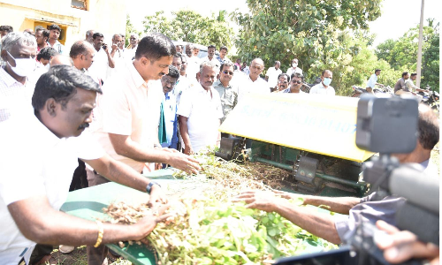 விவசாயிகளுக்கு மானிய விலையில் நிலக்கடலை பறிக்கும் எந்திரம்