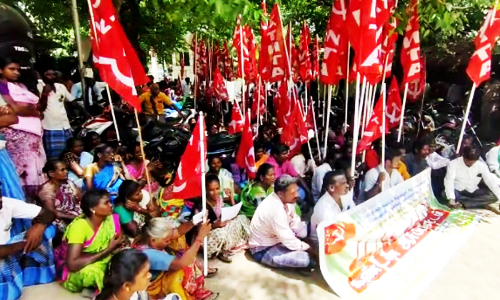 வீட்டுமனை பட்டா கேட்டு பழங்குடியினர் தர்ணா