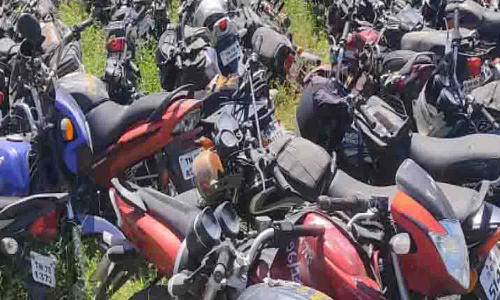 உடுமலையில் பராமரிப்பின்றி கிடக்கும் பறிமுதல் வாகனங்கள்